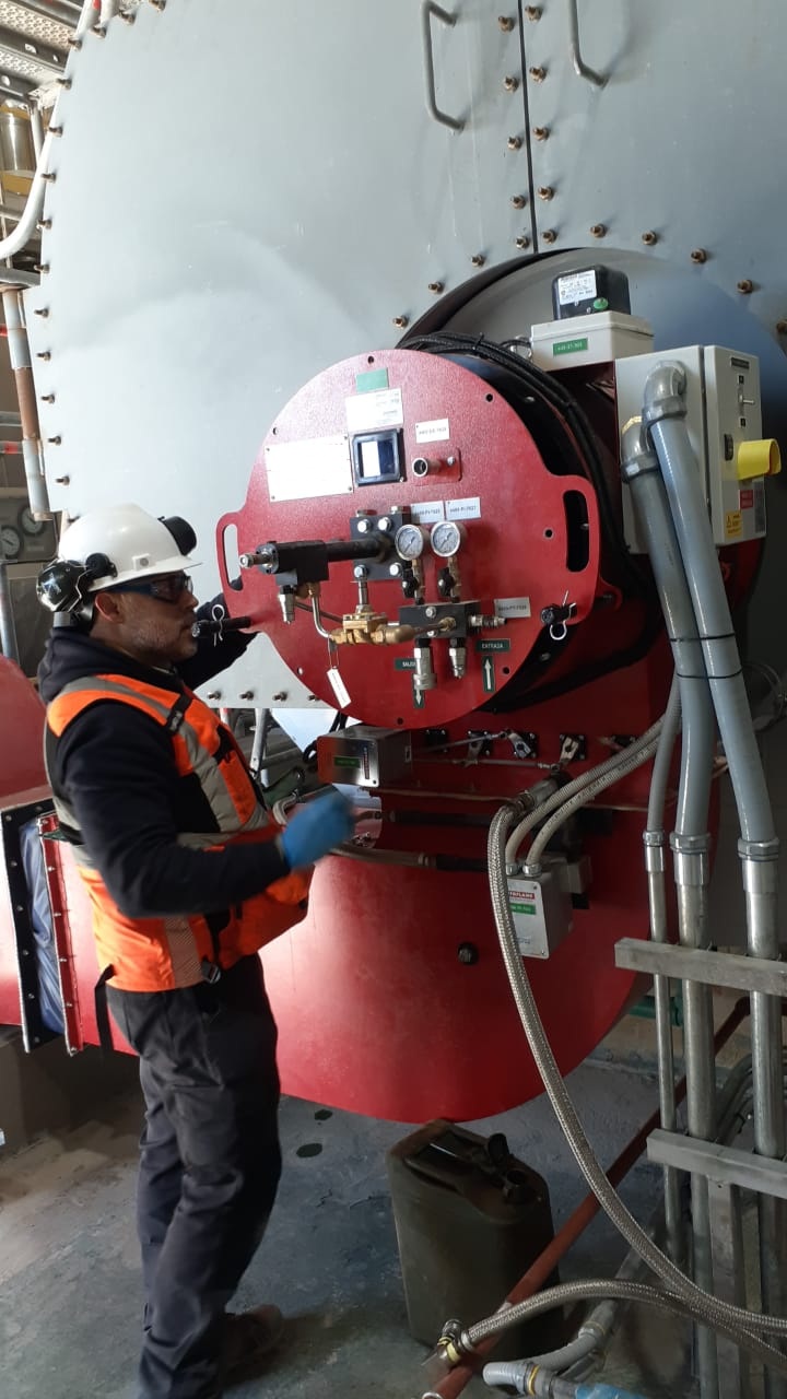 Técnico realizando inspección de quemador